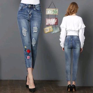 QUẦN JEANS THÊU HOA HỒNG XẺ BÊN