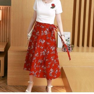 SET ÁO THUN ĐÍNH HOA HỒNG THÊU CHÂN VÁY IN HOA CỘT EO