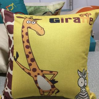 Gối tựa vuông hình hươu cao cổ 03