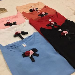 Áo Cổ Tròn Gắn Hoa