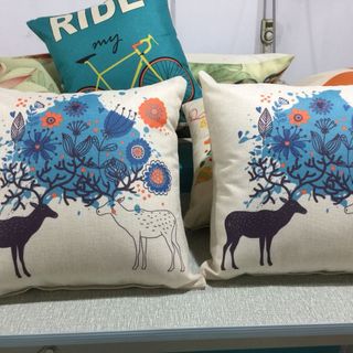 Gối tựa vuông hình hươu hoa 08