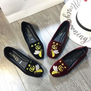 giày mọi thêu con ong