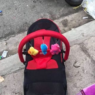 ghế rung nhún cho bé có giá treo đồ chơi tặng kèm thú bông