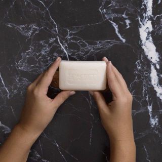 Soap Seacret tinh muối khoáng trị mụn lưng