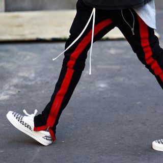 Quần jogger BSK phối sọc đỏ trắng và khóa zip
