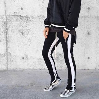 Quần jogger BSK phối sọc đỏ trắng và khóa zip