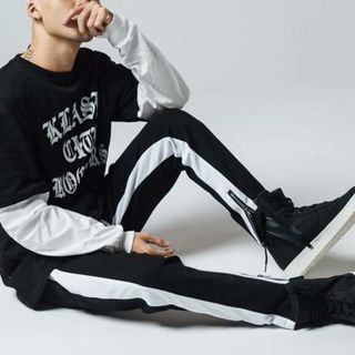 Quần jogger BSK phối sọc đỏ trắng và khóa zip