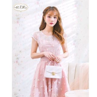ĐẦM REN HOA THÊU NGỌC TRAI