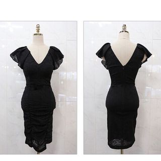 Đầm đen ren nhún cổ V