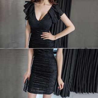 Đầm đen ren nhún cổ V
