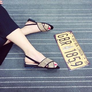 giày sandal bọc đá