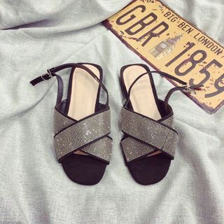 giày sandal bọc đá