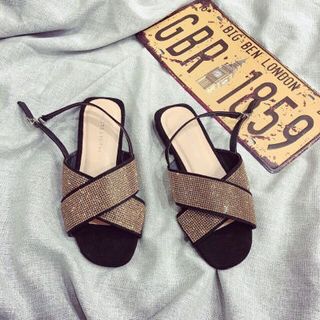 giày sandal bọc đá