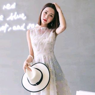 ĐẦM REN THÊU ĐÍNH NGỌC TRAI HỞ LƯNG