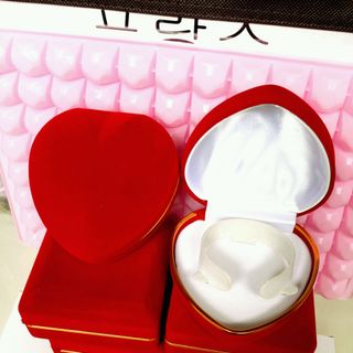 hộp nhung tim đựng vòng đồng hồ