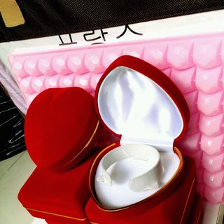 hộp nhung tim đựng vòng đồng hồ