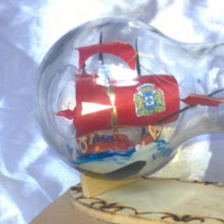 Thuyền santa Maria trong bóng đèn trà sữa
