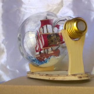 Mô hình thuyền caravel trong bóng đèn trà sữa