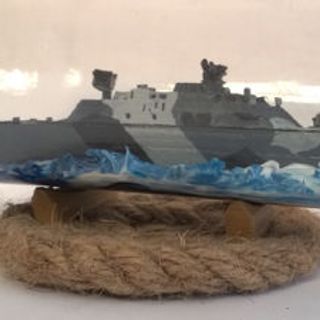 Mô hình chiến hạm hiện đại Uss Freedom trong chai