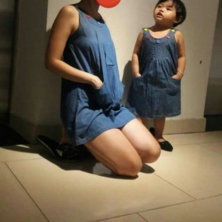 Đầm jean denim sát nách bé gái hàng thiết kế bỏ