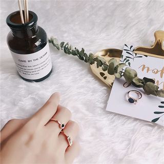 Nhẫn Love set 3 chiếc
Chất liệu Titan