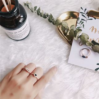 Nhẫn Love set 3 chiếc
Chất liệu Titan