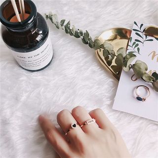 Nhẫn Love set 3 chiếc
Chất liệu Titan