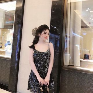 Đầm suông kim sa 2 dây hở lưng Chất liệu vải kim sa