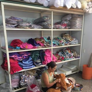 Khẩu trang kèm mũ chống nắng - Mẫu quả bí thêu chân