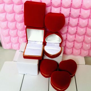 Sĩ Hộp nhẫn hình tim bọc nhung