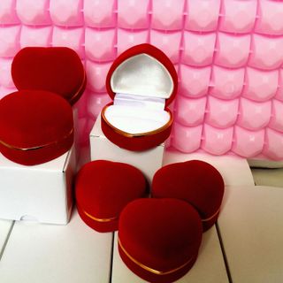 Sĩ Hộp nhẫn hình tim bọc nhung