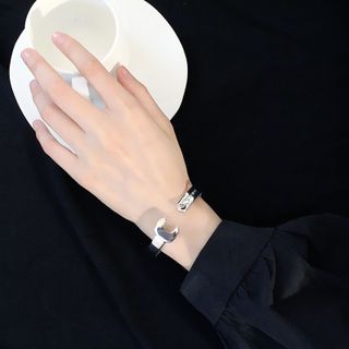 VÒNG TAY HÌNH CỜ LÊ CÁ TÍNH VÀ NĂNG ĐÔNG