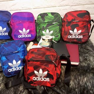 Túi xách đeo chéo thể thao mini size cao 21 Chất vải dù Bên trong có lót vải dù coa tên mẫu mã Có giảm giá Vui lòng inb