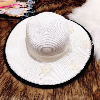 nón vành đi biển siêu cute