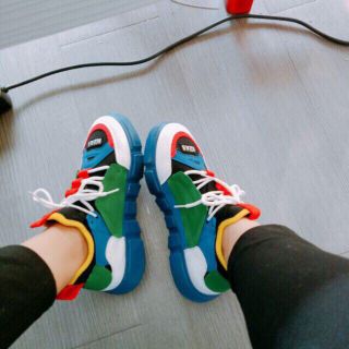 giày thể thao phối màu xanh đẳng cấp