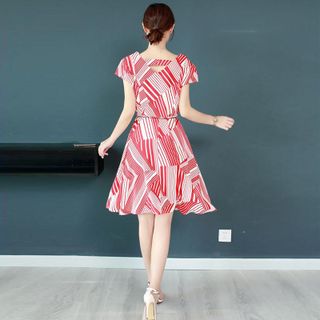 Đầm Xòe Phối Màu Đỏ Họa Tiết Lập Thể Cách Điệu