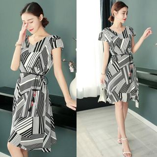Đầm Xòe Phối Màu Đỏ Họa Tiết Lập Thể Cách Điệu