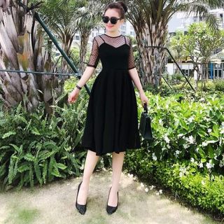 Đầm đen xoè phối lưới bi