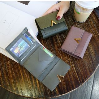 Ví cầm tay khóa chữ V