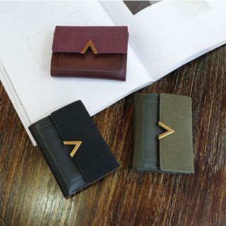 Ví cầm tay khóa chữ V