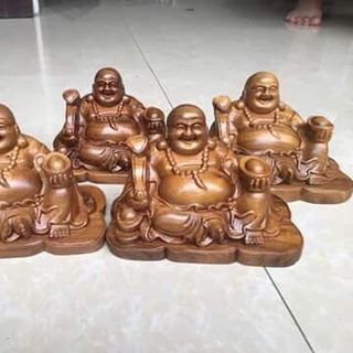 Di lạc để ô tô gỗ bách xanh đã pu giá sỉ