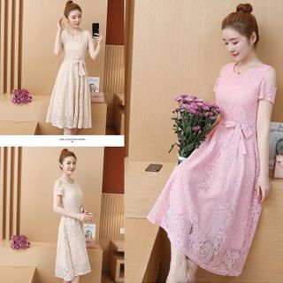 Đầm ren xòe màu da hở vai phối dây phụ kiện