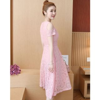 Đầm ren xòe màu da hở vai phối dây phụ kiện