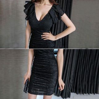 Đầm ren đen nhún cổ V quyến rũ
