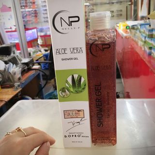 sữa tắm nha đam cánh hoa hồng