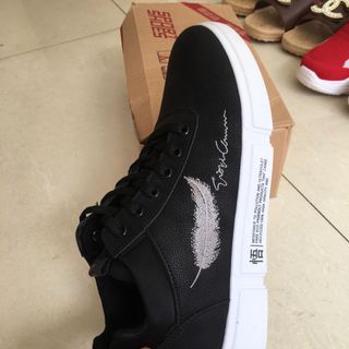 giầy đen lông vũ