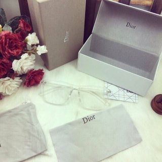mắt kính gọng trong