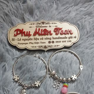 kiềng tay nhiều charm trắng