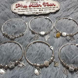 kiềng tay nhiều charm trắng