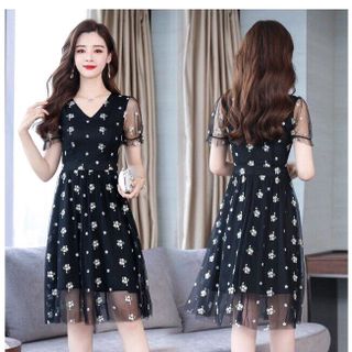 ĐẦM XÒE REN THÊU HOA NHÍ CỔ TIM